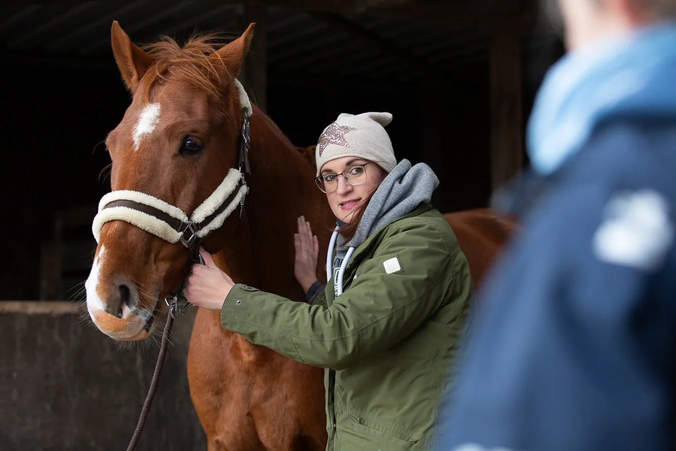 Anna-Lena Mundt bei der Pferdebehandlung